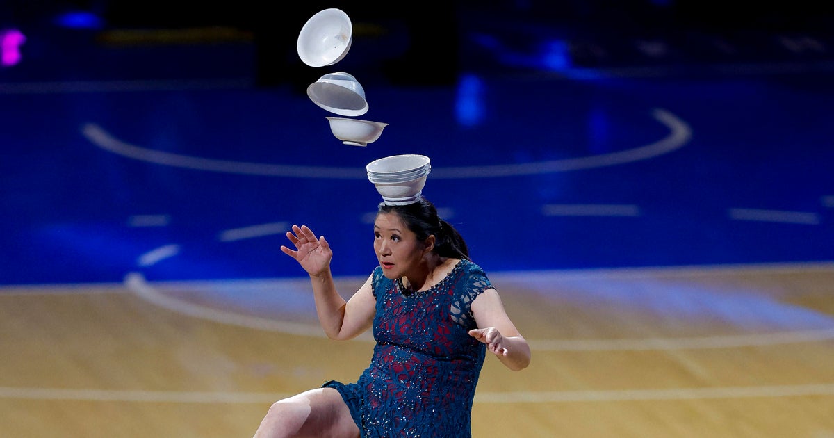 Panda rojo, popular intérprete de monociclo, lesionado en el otoño en el medio tiempo del juego Fever-Lynx