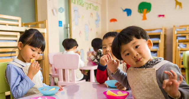 La escuela atrapada vertiendo pintura en la comida de los jardín de infantes, envenenando cientos