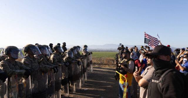 Profesor de CA arrestado por presuntamente arrojar gases lacrimógenos a los agentes de hielo