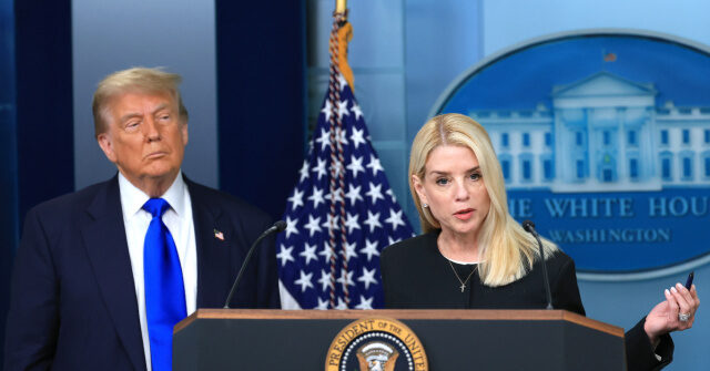 Trump defiende a Pam Bondi en los archivos de Epstein: ‘lo manejó muy bien’
