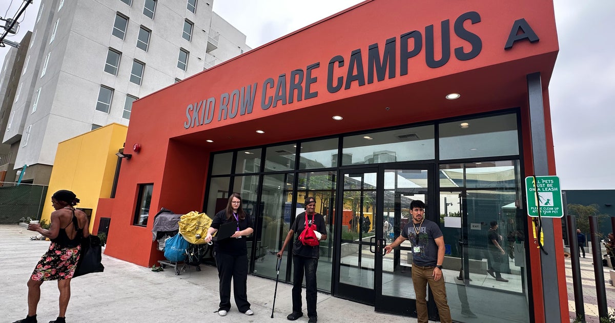En una nación que crece hostil hacia las drogas y la falta de vivienda, Los Ángeles intenta una reducción de daños
