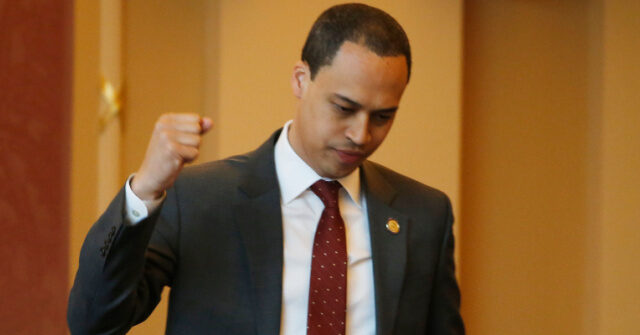 El presidente del Comité Nacional Demócrata dice que los votantes han perdonado a Jay Jones por mensajes de texto violentos, pero las encuestas en la carrera de Virginia AG dicen lo contrario