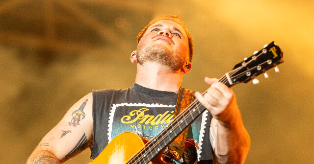 El cantante de country Zach Bryan da marcha atrás después de la reacción violenta, ahora dice que el mensaje en la canción anti-ICE está ‘mal interpretado’