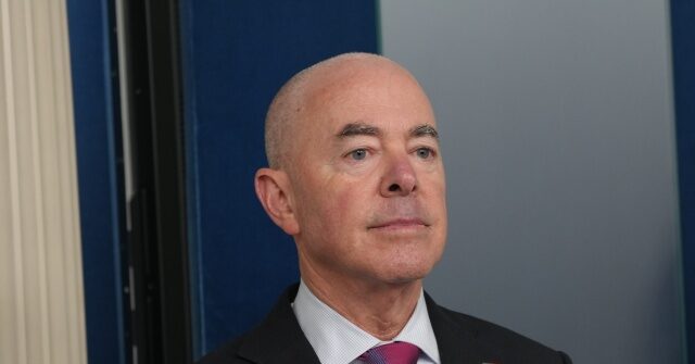 Mayorkas admitió una vez que «no todos» los afganos de Biden fueron examinados «en persona»