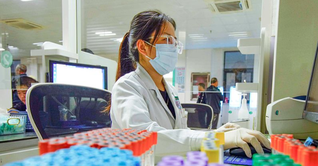 El Departamento de Justicia acusa a tres ciudadanos chinos de contrabando de materiales biológicos para investigaciones universitarias