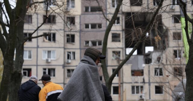 Ataque con drones rusos contra un bloque de apartamentos en Ucrania mata a tres personas y hiere a 12