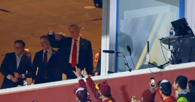 Trump explica jugada por jugada y explica su amor por los deportes durante la transmisión de Fox NFL