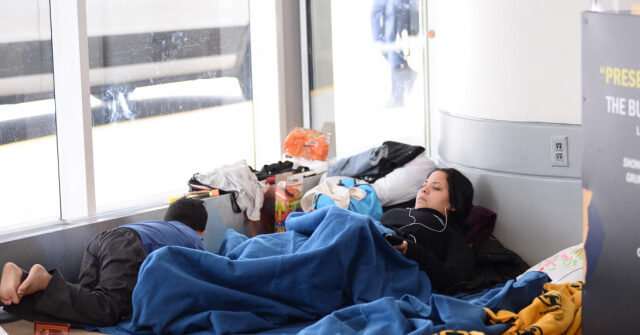 El gobierno de Biden hizo que los aeropuertos fueran menos seguros al albergar a inmigrantes