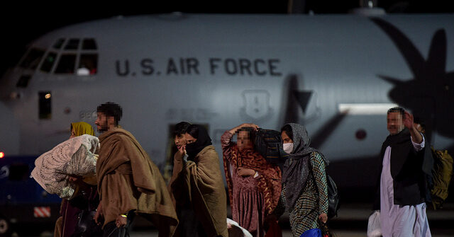 El diputado de Trump reforzó los controles de seguridad a los inmigrantes afganos de Biden la semana pasada