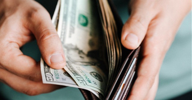 El condado de Illinois hace permanente el programa de ingreso básico garantizado