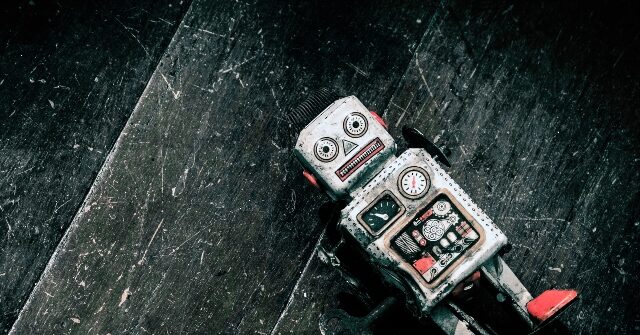 Robot ruso con IA se planta en la cara durante la gran inauguración en Moscú y se agita impotente en el suelo