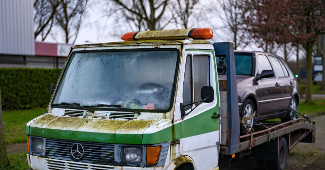 Conductor de grúa que supuestamente tomó un vehículo de ICE durante una redada en Los Ángeles es declarado no culpable